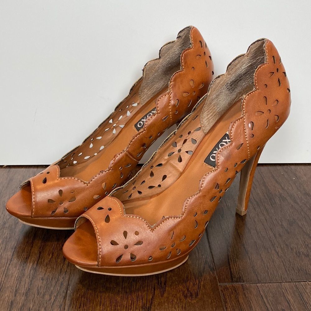 XOXO Brown Leather 5” Cutout Heels Beautiful Size 8 A37